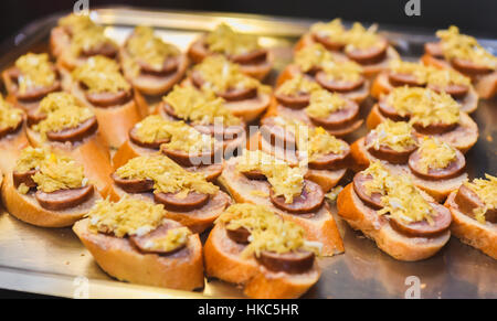 Fatta in Casa crostini piccoli panini antipasti. Mix di diversi finger food snack per un party o banchetti su una piastra. Foto Stock