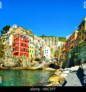 Riomaggiore villaggio sulla scogliera di rocce e mare al tramonto., Seascape in cinque terre, il Parco Nazionale delle Cinque Terre Liguria Italia Europa. Foto Stock