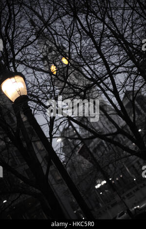 Notte Romantica a lampione nella città di Philadelphia Foto Stock