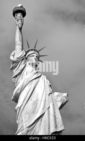 Liberty Island e la città di New York, nello Stato di New York, la Statua della Libertà, simboli di America, bandiera americana, Stati Uniti d'America Foto Stock