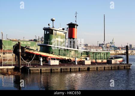 Vendemmia verde rimorchiatore a traino su un peer del fiume Delaware, Philadelphia Foto Stock