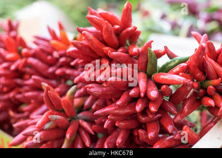 Cumulo di peperoncino rosso su un mercato Foto Stock