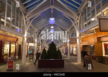 Westgate Arcade di notte con decorazioni di Natale, Halifax, West Yorkshire Foto Stock