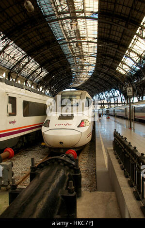 Barcelona Sants raiway station con un treno in corrispondenza del tampone si arresta, Provincia di Catalogna, Spagna Foto Stock