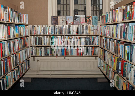 Biblioteca libri sugli scaffali generica immagine Foto Stock