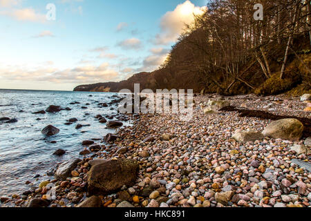 Granelli di pietra, spiaggia della linea costiera dell'isola RŸgen, Mar Baltico, in Germania, in inverno Foto Stock