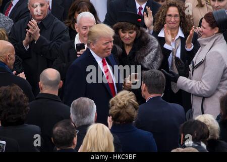 Stati Uniti Presidente Donald Trump passeggiate attraverso una folla durante il 58th inaugurazione presidenziale presso l'U.S. Capitol Building 20 Gennaio 2017 a Washington, DC. Foto Stock