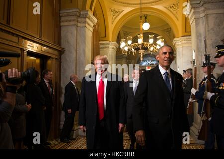 Stati Uniti Il presidente Barack Obama e il Presidente eletto Donald Trump arrivano all'U.S. Capitol per la 58th presidenziali inaugurazione gennaio 20, 2017 a Washington, DC. Foto Stock