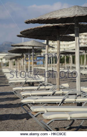 Vuoto vuoto sdraio sulla spiaggia dell'isola di Rodi in Grecia. Foto Stock