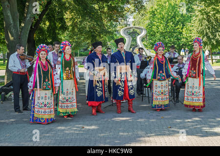 Dnepropetrovsk, Ucraina - 23 agosto 2015: Le esibizioni di artisti folk sul giorno di festa della bandiera dello stato dell'Ucraina Foto Stock