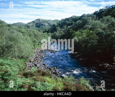 Il fiume Kirkaig sotto Fionn Loch sotto Suilven vicino a Lochinver Assynt Sutherland Scozia Scotland Foto Stock