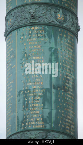 Elenco dei caduti nella Rivoluzione di Luglio di 1830 inscritto sulla colonna di Luglio (Colonne de Juillet) in Place de la Bastille a Parigi, Francia. Foto Stock