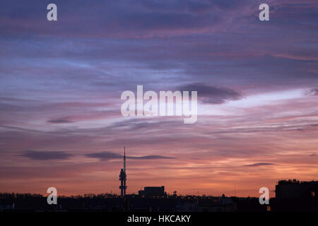 Tramonto sulla torre della televisione di Žižkov (Žižkovský vysílač) e il monumento equestre a Jan Žižka sulla collina di Vítkov a Praga, Repubblica Ceca. Foto Stock