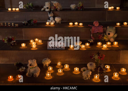 Le candele e i giocattoli nella cattedrale di Strasburgo (la cattedrale di Notre-dame de Strasbourg) a Strasburgo, Alsazia, Francia, per rendere omaggio alle vittime del carrello attacco a Nizza nel mese di luglio 2016. Foto Stock