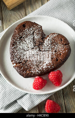 In Casa Dolce Cuore di cioccolato torta di Lava per il giorno di San Valentino Foto Stock