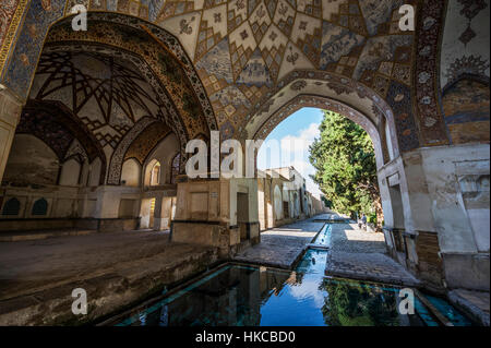 Piscina nel Qajar padiglione nel giardino di aletta; Kashan, Esfahan Provincia, Iran Foto Stock