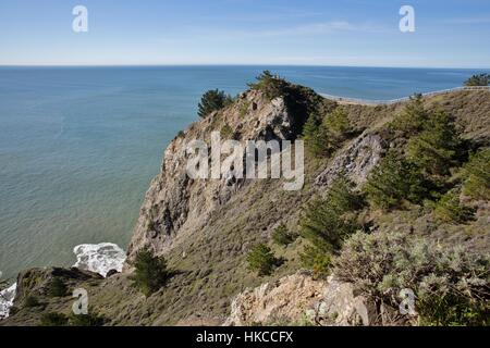 Una vista da una distanza di Muir Beach si affacciano nel nord della California, Stati Uniti d'America. Foto Stock