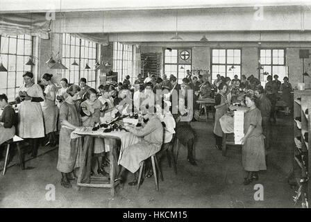 Schuhfabrik Hassia Gebr Liebmann a Offenbach am Main, Germania, Schuhendkontrolle um 1925 Foto Stock