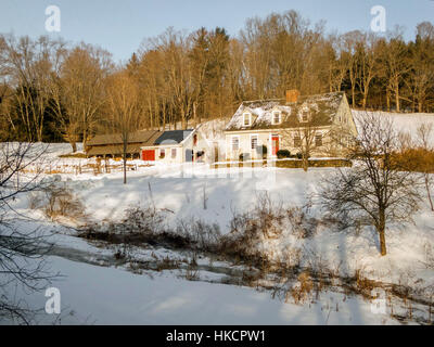 New England restaurata Cape-stile country home si siede su una coperta di neve in collina Hartland, VT, Stati Uniti d'America. Foto Stock
