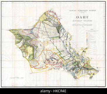 Questa mappa del 1902 di Oahu, Hawaii, dall'Ufficio della Terra, descrive in dettaglio la distribuzione della terra e le caratteristiche dell'isola, offrendo una visione storica dello sviluppo e dei cambiamenti territoriali della regione durante l'inizio del XX secolo. Foto Stock