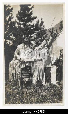 Questo dipinto senza titolo del Brooklyn Museum raffigura due capi indigeni, uno con arco e freccia. L'opera d'arte mette in evidenza la rappresentazione della cultura e delle figure indigene, concentrandosi sul rapporto tra uomo e natura. Foto Stock