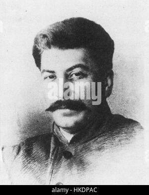 Questo ritratto di Iosif Stalin cattura la severa espressione del leader, evidenziando il suo ruolo autoritario nella storia sovietica. L'opera riflette l'immagine di Stalin come una figura potente e controversa durante il suo regno sull'Unione Sovietica. Foto Stock