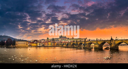 La Moldavia, Charles Bridge, la Cattedrale di San Vito, il Castello di Praga, sunrise, Hradčany, il centro storico di Praga, Boemia Foto Stock