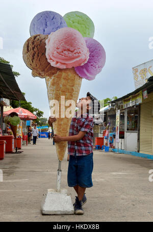 Ragazzo con cartone sovradimensionate cono gelato, Phnom Penh Provincia, Cambogia Foto Stock