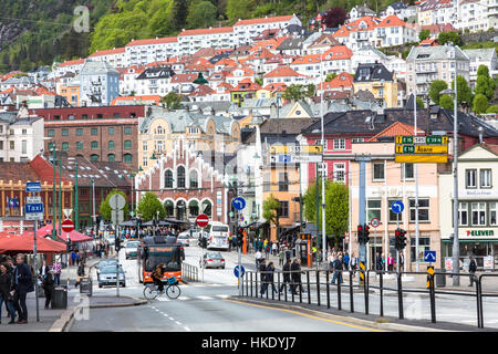 BERGEN, Norvegia - 21 Maggio 2016: Un ciclista e pedoni attraversare una strada trafficata nel quartiere storico di Bergen , Norvegia la seconda più grande città. Foto Stock