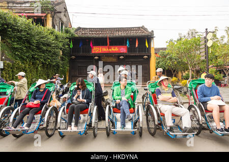 HOI AN, VIETNAM - Febbraio 7, 2016: turisti asiatici attendere per il loro ciclo tour di Hoi An old town per iniziare. La città fu un importante centro commerciale anche Foto Stock