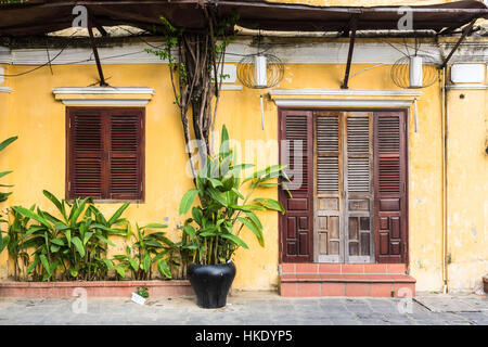 HOI AN, VIETNAM - Febbraio 7, 2016: una facciata colorata in Hoi An old town. La città in Vietnam centrale fu un importante centro commerciale ancor prima che il p. Foto Stock