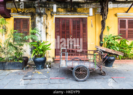 HOI AN, VIETNAM - Febbraio 7, 2016: una facciata colorata in Hoi An old town. La città in Vietnam centrale fu un importante centro commerciale ancor prima che il p. Foto Stock