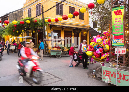 Hoi An, VIETNAM - Febbraio 7, 2016: una moto, catturata con movimento sfocate, precipita in strada di Hoi An old town, una popolare destinazione di viaggio ho Foto Stock