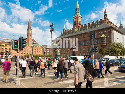 COPENHAGEN, Danimarca - 24 Maggio 2016: pedoni attraversare la strada di fronte al municipio in Danimarca capitale su una soleggiata giornata estiva. Foto Stock
