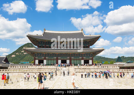 SEOUL, Corea del Sud - 12 settembre 2015: turisti di visitare il Palazzo Gyeongbokgung in Seoul. Foto Stock