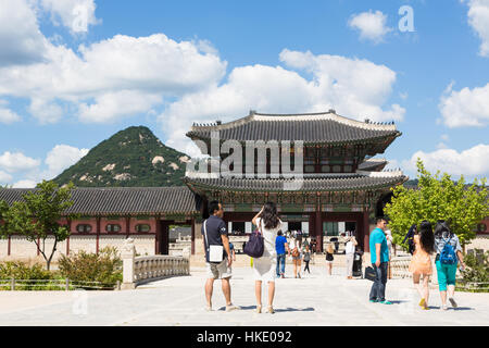 SEOUL, Corea del Sud - 12 settembre 2015: turisti di visitare il Palazzo Gyeongbokgung in Seoul. Foto Stock