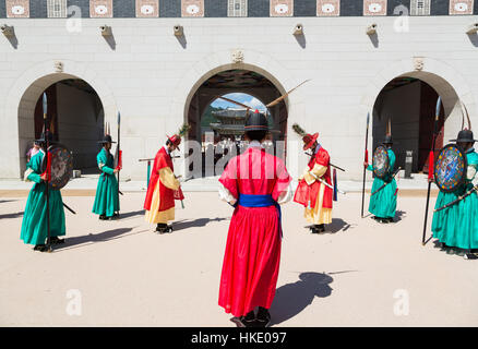 Seoul, Corea del Sud - 7 Settembre: soldati in uniformi tradizionali di procedere al cambio della guardia di fronte il Palazzo Gyeongbokgung in Seoul. Foto Stock