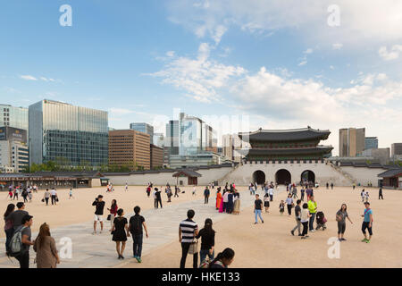 SEOUL, Corea del Sud - 12 settembre 2015: turisti di visitare il Palazzo Gyeongbokgung, quelli di architettura tradizionale in contrasto con il moderno edificio outsi Foto Stock