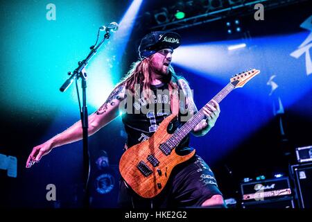 Trezzo sull'adda, Italia. 27 gennaio, 2017. Crossover trash band tendenze suicidarie suona dal vivo al Live Club di Trezzo sull'adda, Italia per la persistenza Tour 2017. Credito: Mairo Cinquetti/Pacific Press/Alamy Live News Foto Stock