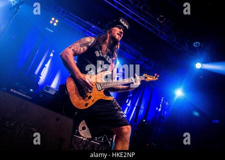 Trezzo sull'adda, Italia. 27 gennaio, 2017. Crossover trash band tendenze suicidarie suona dal vivo al Live Club di Trezzo sull'adda, Italia per la persistenza Tour 2017. Credito: Mairo Cinquetti/Pacific Press/Alamy Live News Foto Stock