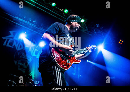 Trezzo sull'adda, Italia. 27 gennaio, 2017. Crossover trash band tendenze suicidarie suona dal vivo al Live Club di Trezzo sull'adda, Italia per la persistenza Tour 2017. Credito: Mairo Cinquetti/Pacific Press/Alamy Live News Foto Stock