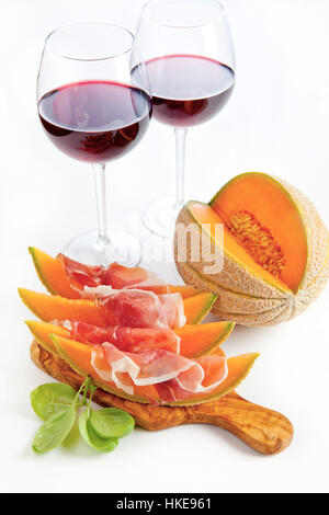 Fette di melone Cantalupo con prosciutto & wineglasses con vino. snack sani Foto Stock