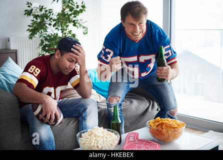 Ragazzi che supporta due diversi team Foto Stock