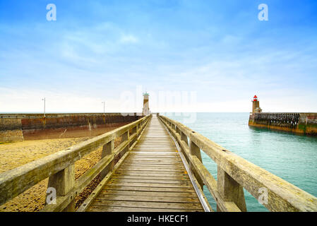 Pier e il faro, vista panoramica. Fecamp porto. Normandia Francia. Foto Stock