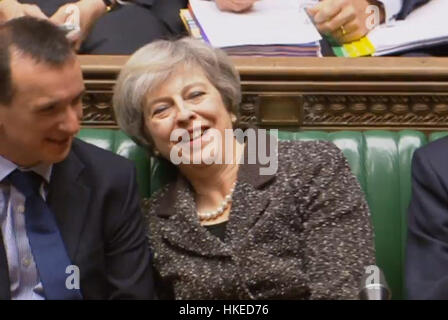 Il primo ministro Theresa Maggio a ridere come lei ascolta una questione da leader laburista Jeremy Corbyn durante il primo ministro di domande nella Camera dei Comuni di Londra. Foto Stock