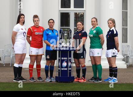 (Da sinistra a destra) in Inghilterra per donna capitano Sarah Hunter, Galles donna capitano Carys Phillips, Italia donna capitano Sara Barattin, Francia donna capitano Gaelle Mignot, Irlanda donna capitano Niamh Briggs e Scozia per donna capitano Lisa Martin pongono accanto a sei nazioni trofeo durante la RBS 6 Nazioni avvio di Media Player all'Hurlingham Club di Londra. Foto Stock