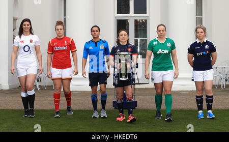 (Da sinistra a destra) in Inghilterra per donna capitano Sarah Hunter, Galles donna capitano Carys Phillips, Italia donna capitano Sara Barattin, Francia donna capitano Gaelle Mignot, Irlanda donna capitano Niamh Briggs e Scozia per donna capitano Lisa Martin pongono accanto a sei nazioni trofeo durante la RBS 6 Nazioni avvio di Media Player all'Hurlingham Club di Londra. Foto Stock