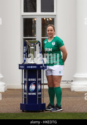 L'Irlanda donna capitano Niamh Briggs pone accanto a sei nazioni trofeo durante la RBS 6 Nazioni avvio di Media Player all'Hurlingham Club di Londra. Foto Stock