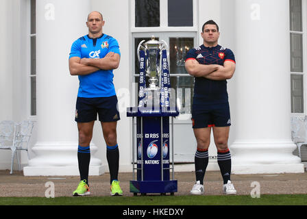 In Italia il capitano Sergio Parisse (sinistra) e in Francia il capitano Guilhem Guirado pongono accanto a sei nazioni trofeo durante la RBS 6 Nazioni avvio di Media Player all'Hurlingham Club di Londra. Foto Stock