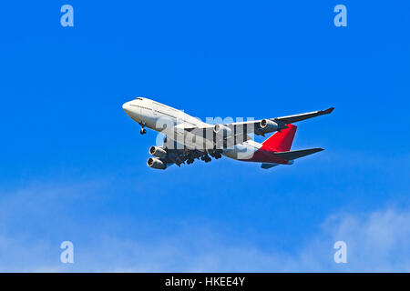 Enorme double-decker aereo midair in un colore blu cielo chiaro elevando dall' aeroporto di decollo in Australia per il trasporto di passeggeri e turisti. Foto Stock